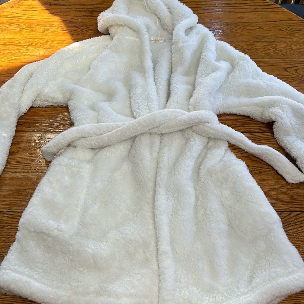 Z Supply white furry plush belted robe with pockets.  Great condition. Size M/L.